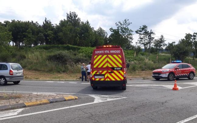 Policías forales y la ambulancia, en el lugar del atropello. Policías forales y la ambulancia, en el lugar del atropello.