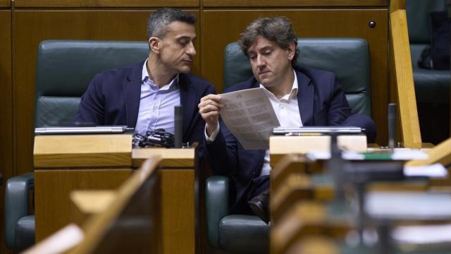 El secretario general del PS, Eneko Andueza, con Ekain Rico, este viernes en el pleno / Efe El secretario general del PS, Eneko Andueza, con Ekain Rico, este viernes en el pleno