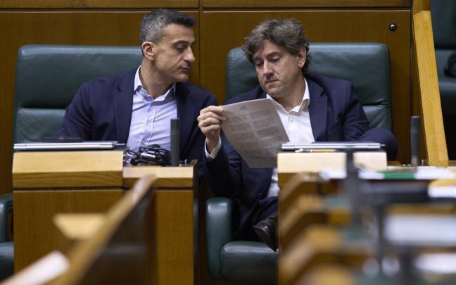 El secretario general del PS, Eneko Andueza, con Ekain Rico, este viernes en el pleno / Efe El secretario general del PS, Eneko Andueza, con Ekain Rico, este viernes en el pleno