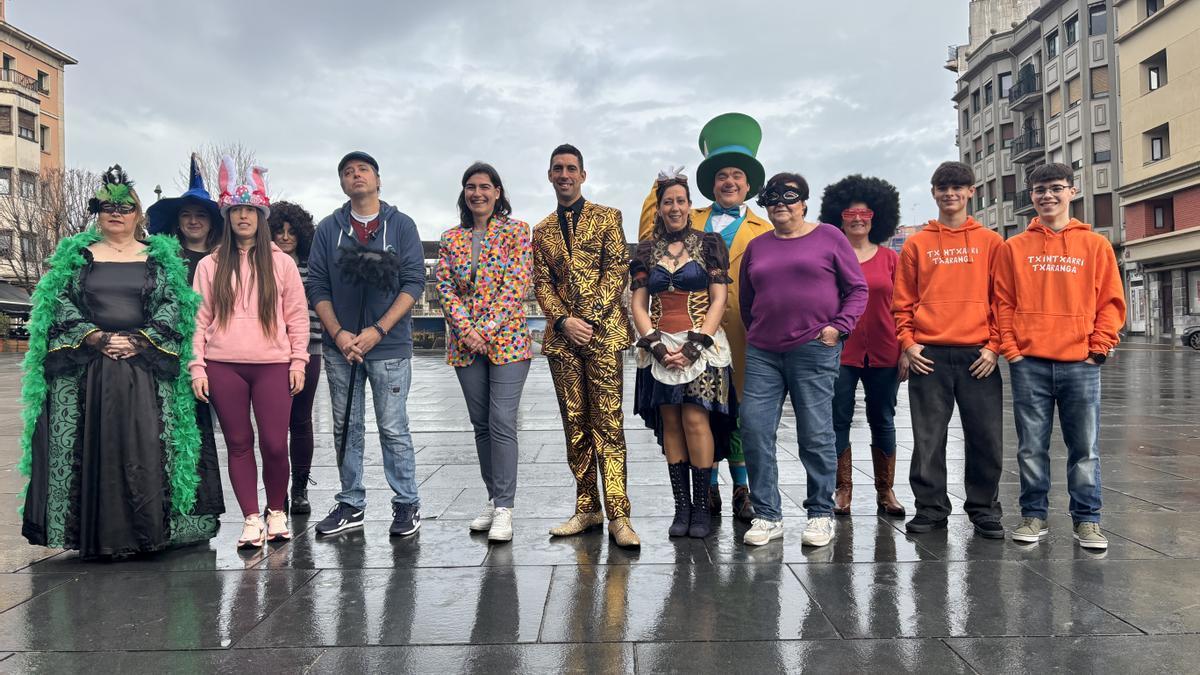 Nuria Alzaga, delega de Cultura, junto a varios protagonistas del Carnaval de Irun, esta mañana durante la presentación del programa.