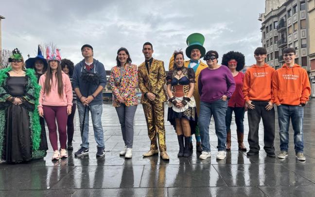 Nuria Alzaga, delega de Cultura, junto a varios protagonistas del Carnaval de Irun, esta mañana durante la presentación del programa.
