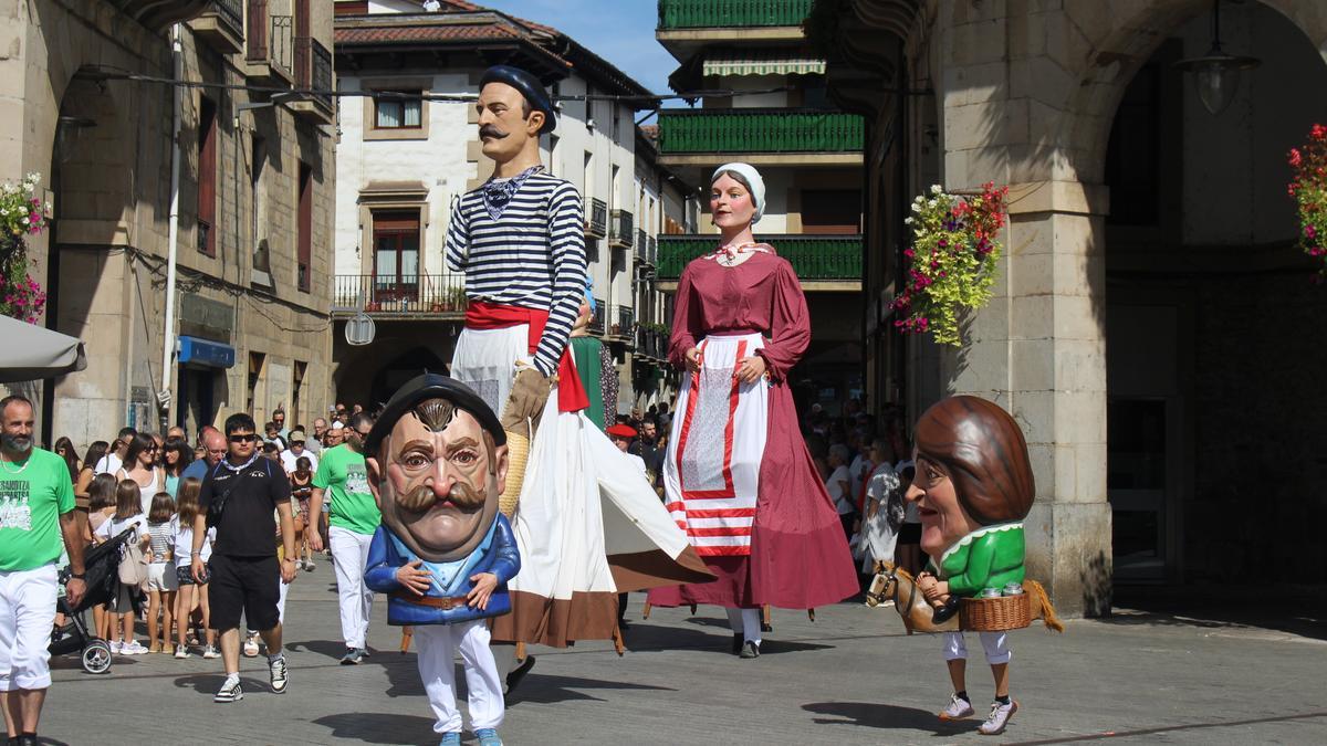 Besamotza konpartsa de Villabona durante el colorista desfile de los gigantes y cabezudos.