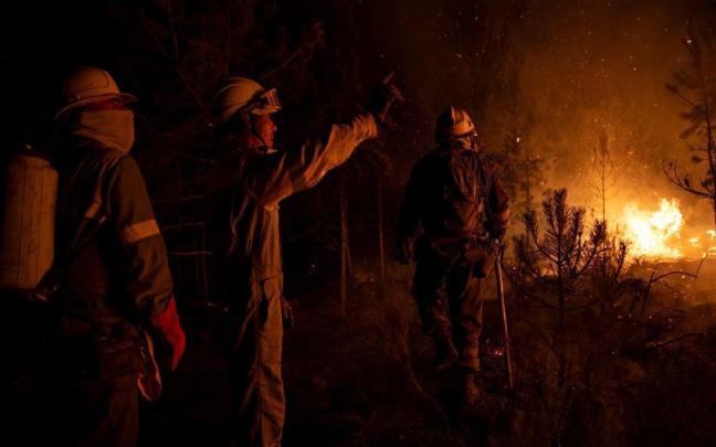 Un grupo de bomberos forestales trabaja en la extinción de un incendio en León.