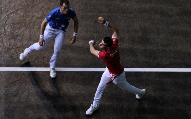 Altuna III vence a Laso en la liguilla de cuartos de final del Manomanista en el Navarra Arena de Iruñea.