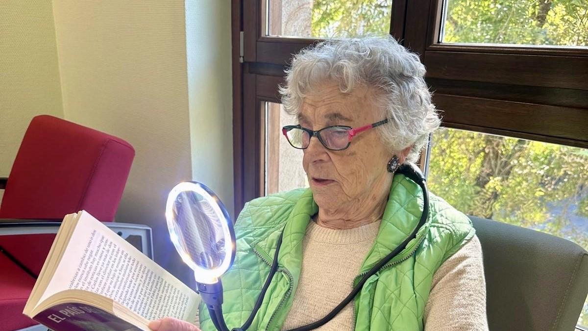 Una señora probando las lupas que a partir del 3 de noviembre estarán disponibles en la biblioteca.