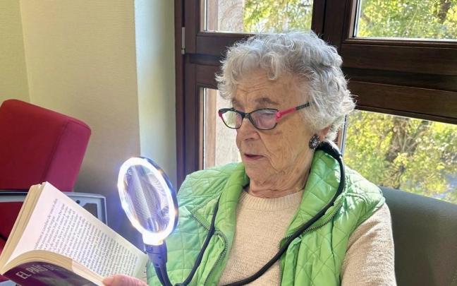 Una señora probando las lupas que a partir del 3 de noviembre estarán disponibles en la biblioteca.