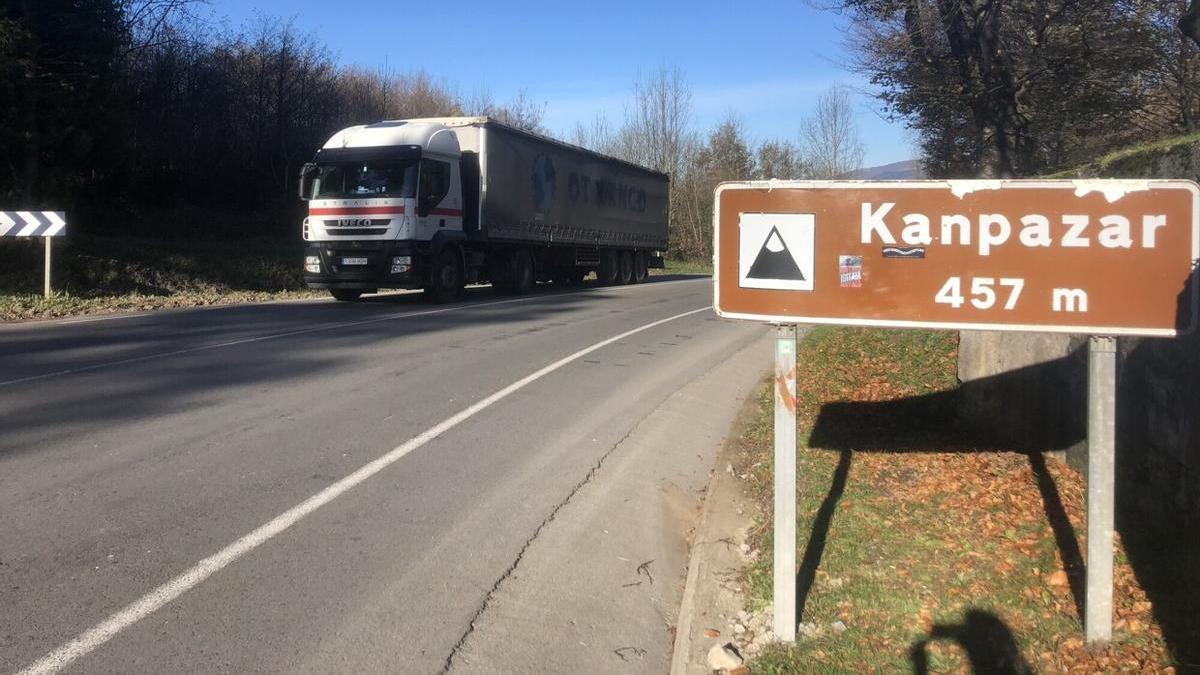 Señal que indica el puerto de montaña de Kanpazar.