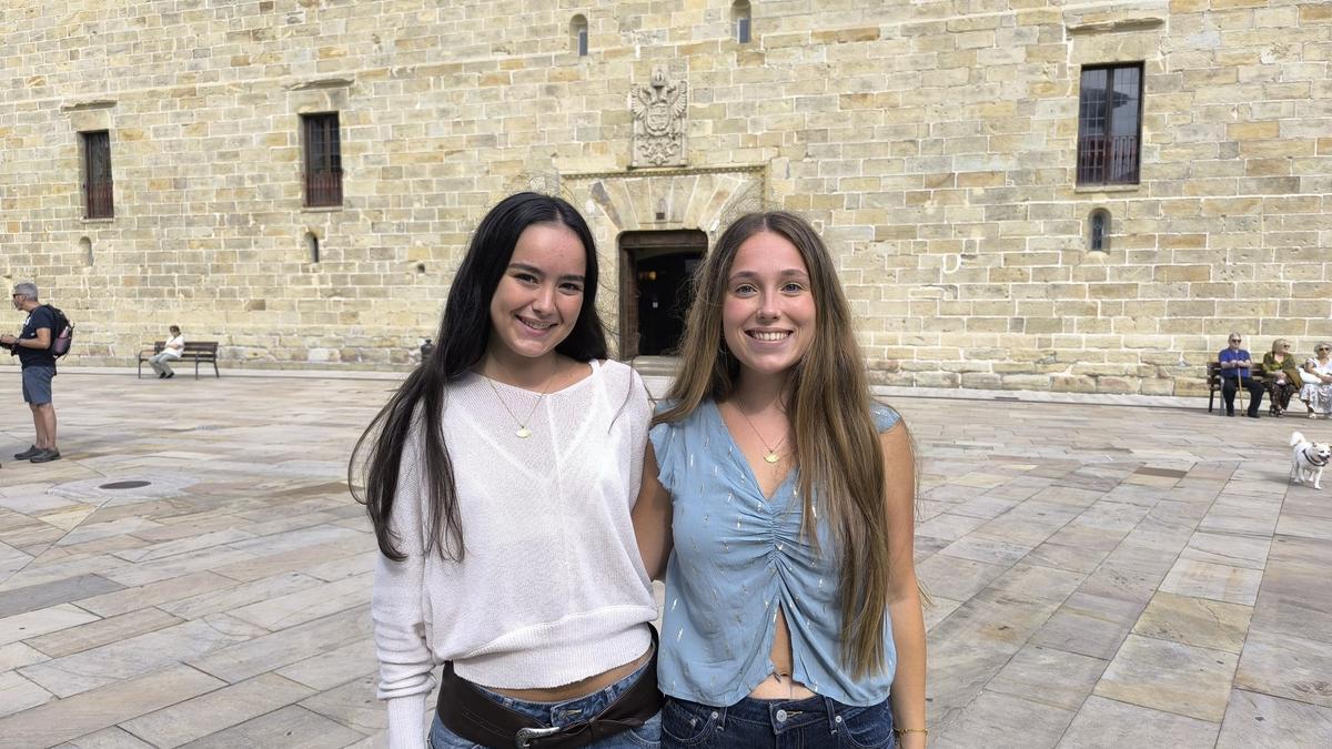 Eider Ugarte, cantinera de Tamborrada, y June Oliveri, de Gora Gazteak