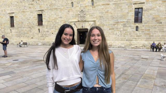 Eider Ugarte, cantinera de Tamborrada, y June Oliveri, de Gora Gazteak