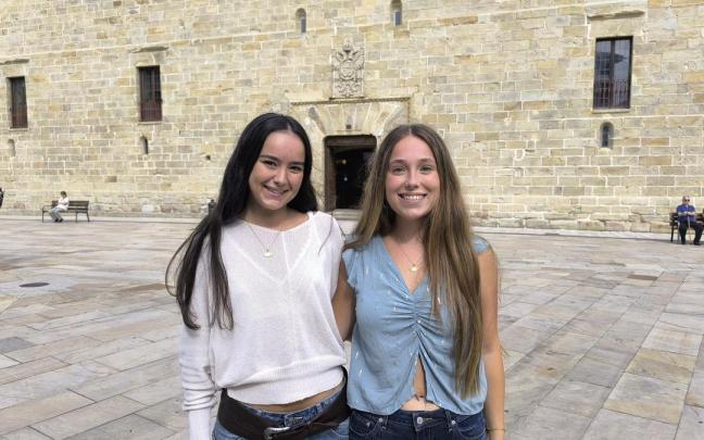 Eider Ugarte, cantinera de Tamborrada, y June Oliveri, de Gora Gazteak