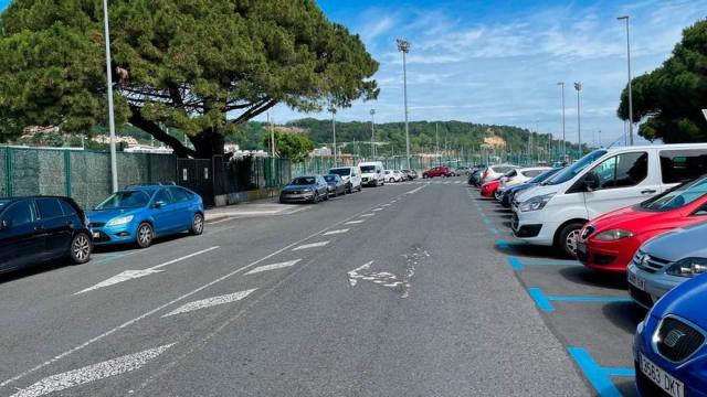 Coches aparcados en el entorno del polideportivo de Hondarribia.
