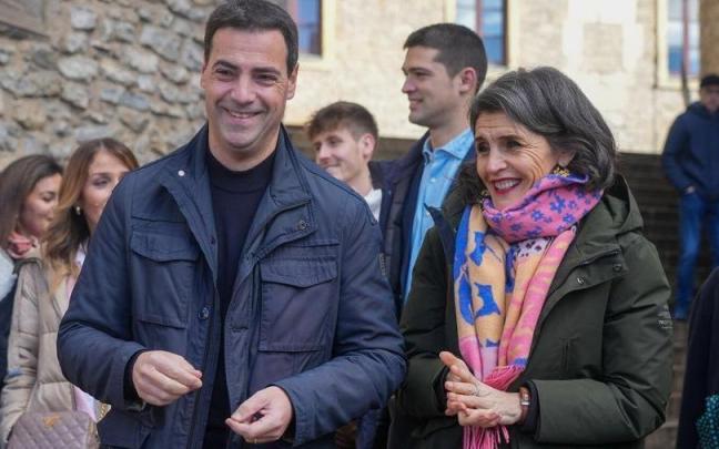El lehendakari, Imanol Pradales, con la consejera de Bienestar, Nerea Melgosa, en una imagen de archivo