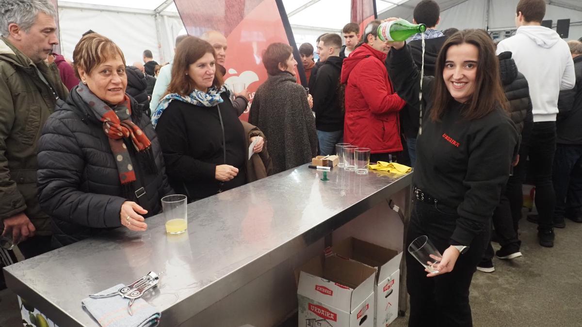 La sidra ha sido otro de los protagonistas de la cita festiva de Mendaro.