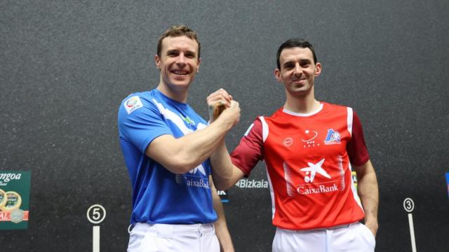 Iñaki Artola y Jokin Altuna, en el frontón Bizkaia de Bilbao. / Pankra Nieto Iñaki Artola y Jokin Altuna, en el frontón Bizkaia de Bilbao.