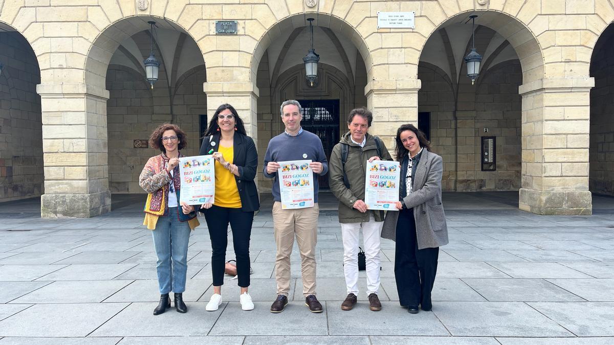 Natalia Pérez, Itziar Sistiaga, Josu Iguiñiz, Xabier Lizaso y Raquel Calvo, esta mañana delante del Ayuntamiento de Irun, presentando el programa Bizi Gogoz.