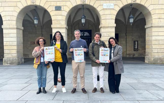 Natalia Pérez, Itziar Sistiaga, Josu Iguiñiz, Xabier Lizaso y Raquel Calvo, esta mañana delante del Ayuntamiento de Irun, presentando el programa Bizi Gogoz. / A.M.S. Natalia Pérez, Itziar Sistiaga, Josu Iguiñiz, Xabier Lizaso y Raquel Calvo, esta mañana delante del Ayuntamiento de Irun, presentando el programa Bizi Gogoz.