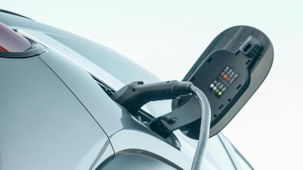 Coche eléctrico cargándose en un punto de carga