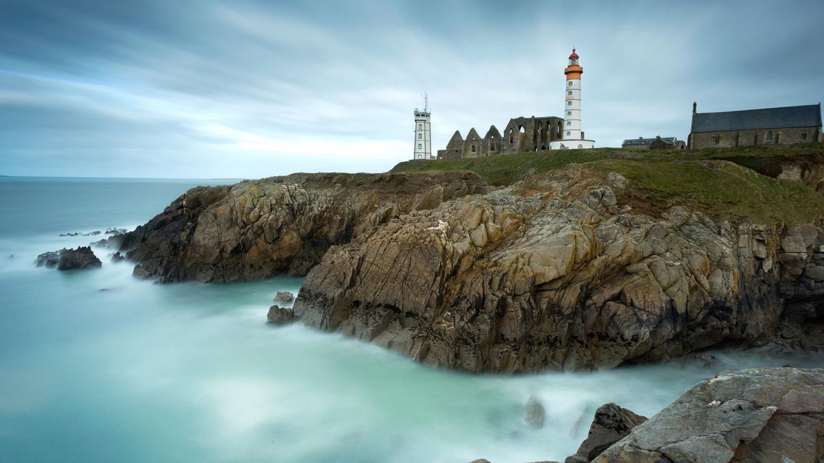 El faro de Saint Hathiue, junto a las ruinas de la abadía y la torre del semáforo náutico que regula la navegación en esta costa de Bretaña.