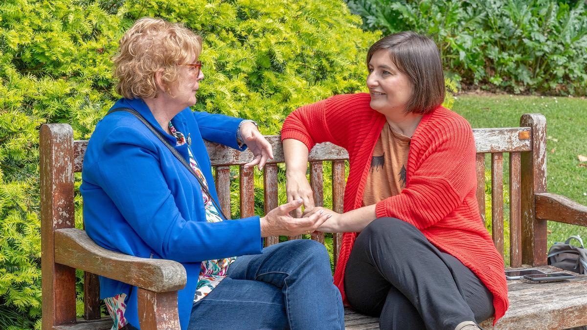 Encarni Cencilio y Leire García Roldán, de la fundación Adinkide, conversan en el Parque de Aiete de Donostia.