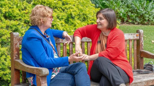 Encarni Cencilio y Leire García Roldán, de la fundación Adinkide, conversan en el Parque de Aiete de Donostia.