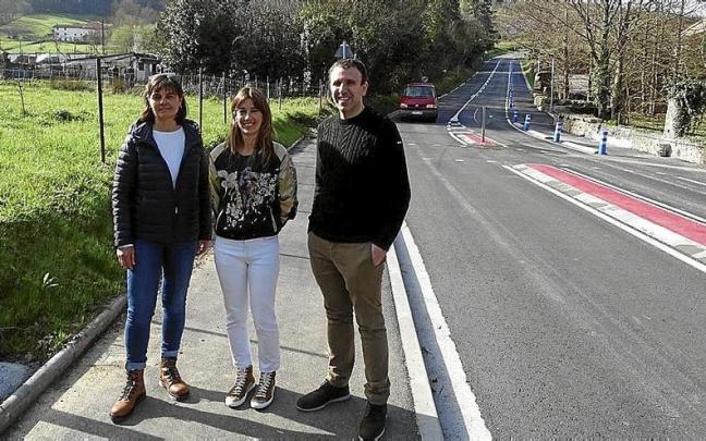 La auzoalkate de Lezesarri, Eukene Urzelai, la alcaldesa Izaro Elorza, y el edil Xabi Igartua, ayer. La auzoalkate de Lezesarri, Eukene Urzelai, la alcaldesa Izaro Elorza, y el edil Xabi Igartua, ayer.
