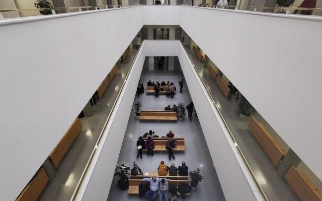 Pacientes esperando ser recibidos por un especialista en el centro de consultas externas Príncipe de Viana.