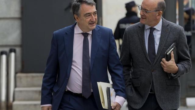 El portavoz del PNV en el Congreso, Aitor Esteban, con Joseba Agirretxea