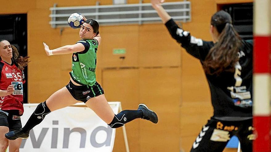 Ainhoa García Durán, en pleno lanzamiento en busca del gol.