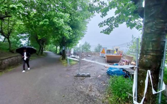 El aparcamiento utilizará el actual emplazamiento de los materiales de obra de la urbanización del barrio de Peñucas / E. Zunzunegi El aparcamiento utilizará el actual emplazamiento de los materiales de obra de la urbanización del barrio de Peñucas
