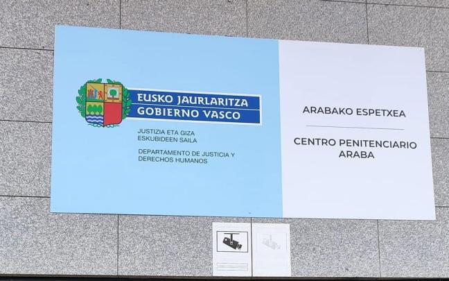 Arabako espetxeko funtzionarioek preso bat erreskatatu dute bere ziegatik sute bat eragin ondoren.