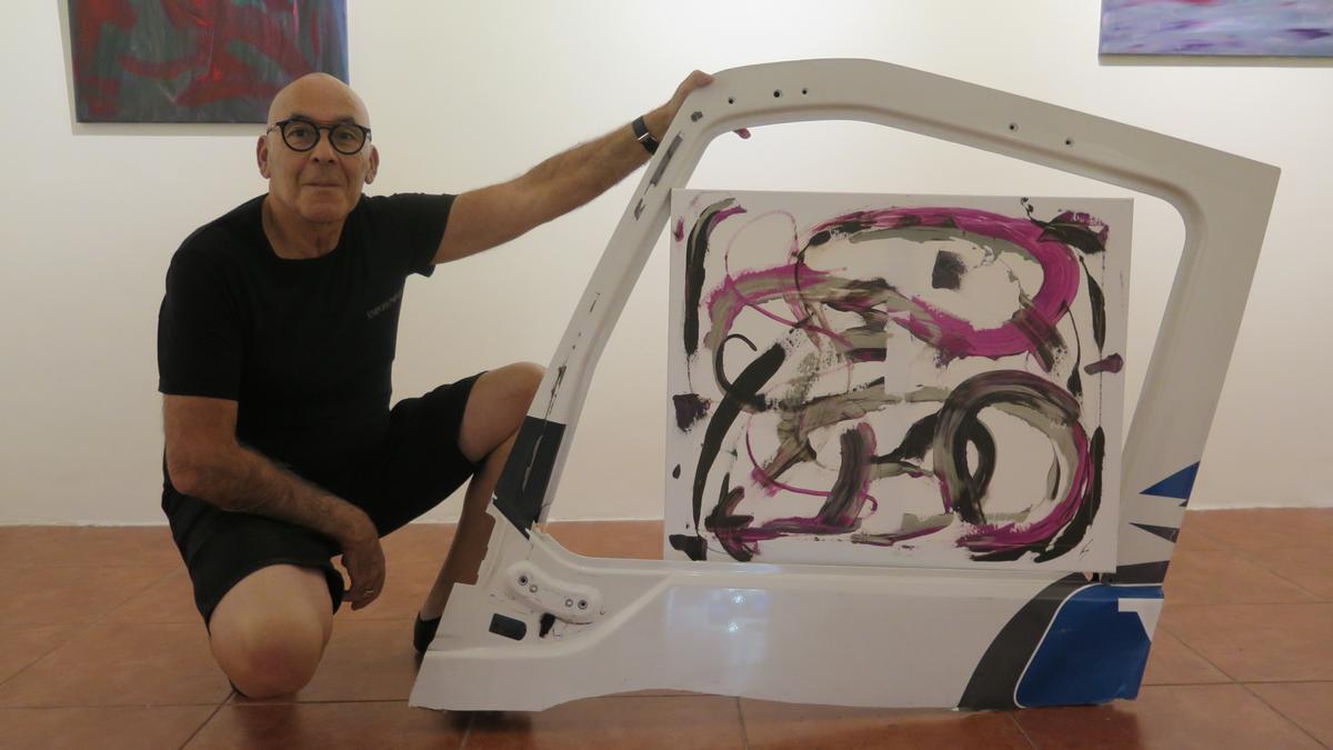 El pintor Vitor S. Mendonça, en la sala de exposiciones de Urretxu.