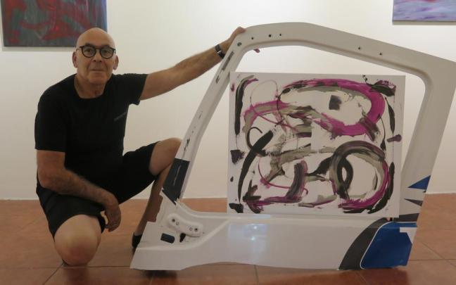 El pintor Vitor S. Mendonça, en la sala de exposiciones de Urretxu.