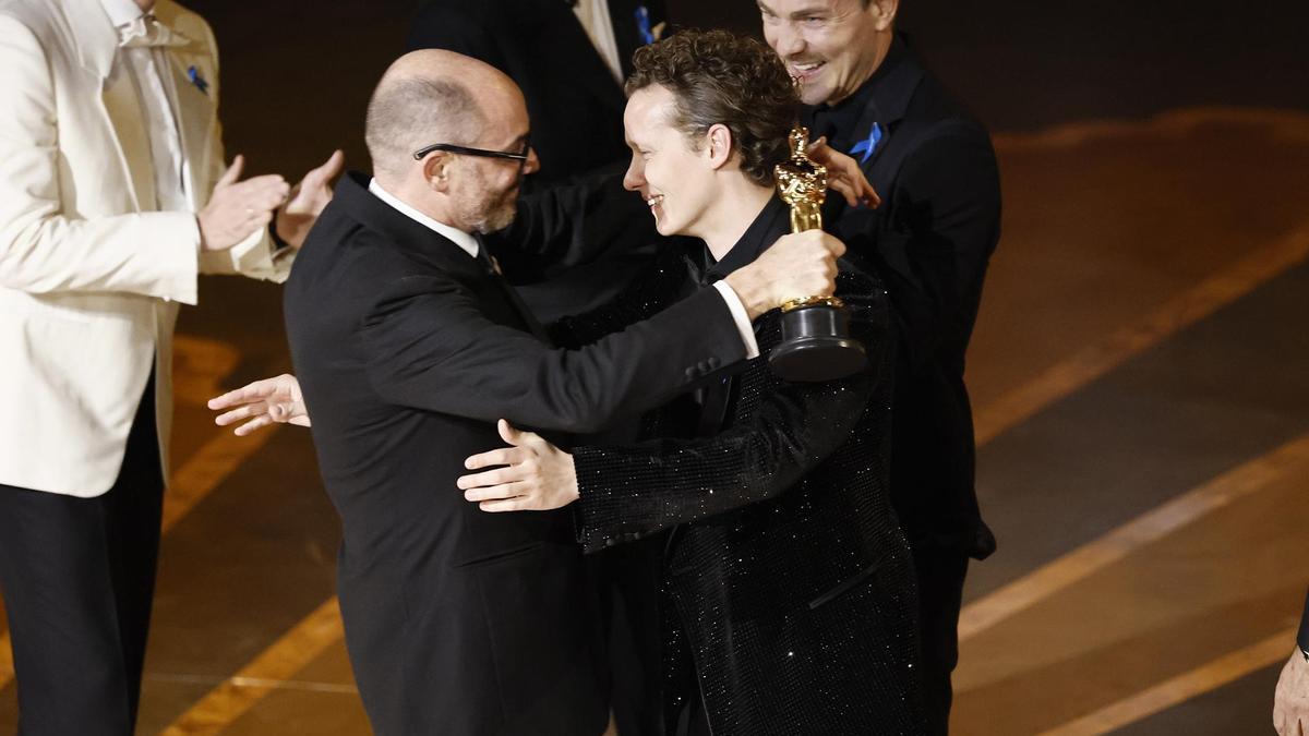 El director Edward Berger saluda al actor Felix Kammerer.