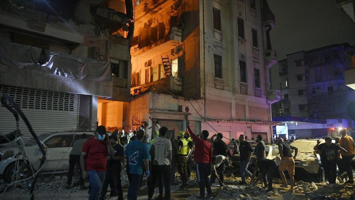 Un grupo de personas ante el edificio atacado en Nuweiri, Beirut.