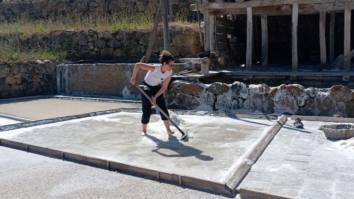 Barriendo una era en las Salinas de Añana.