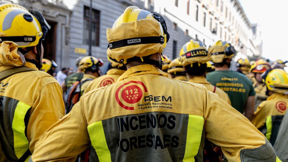 Bomberos forestales protestan durante una concentración.