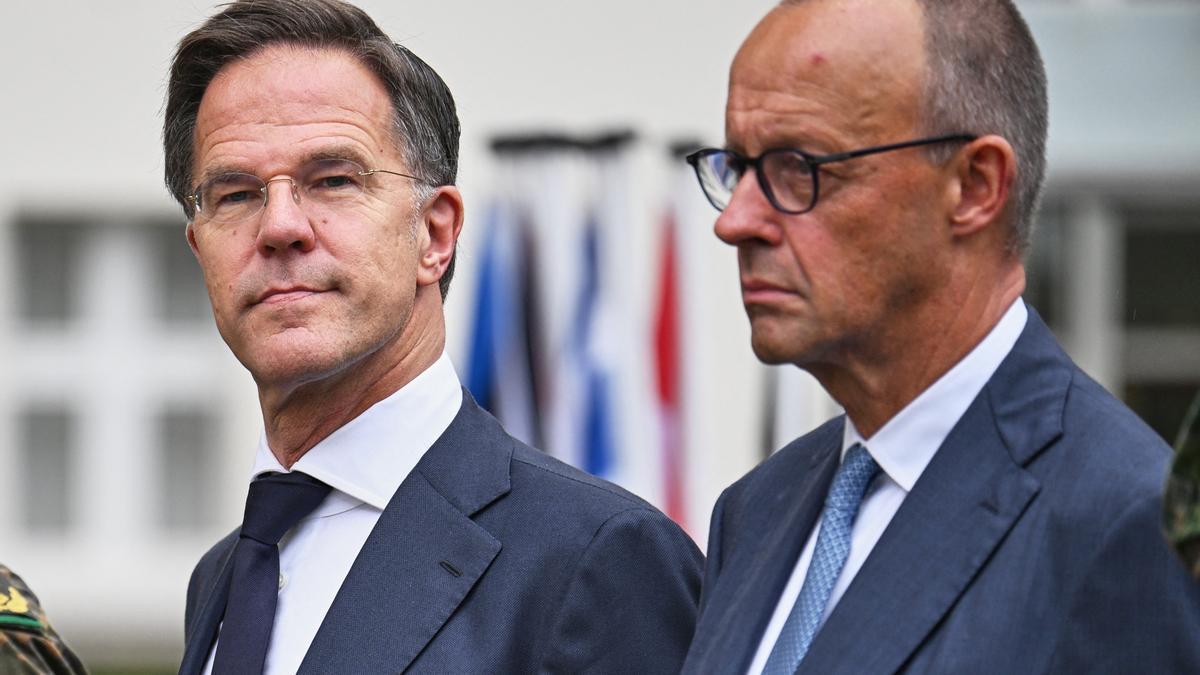 El secretario general de la OTAN, Mark Rutte (izq.), y el canciller alemán, Friedrich Merz, durante una visita al Cuerpo Germano Holandés.