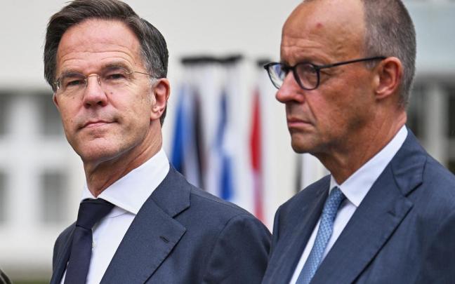 El secretario general de la OTAN, Mark Rutte (izq.), y el canciller alemán, Friedrich Merz, durante una visita al Cuerpo Germano Holandés.