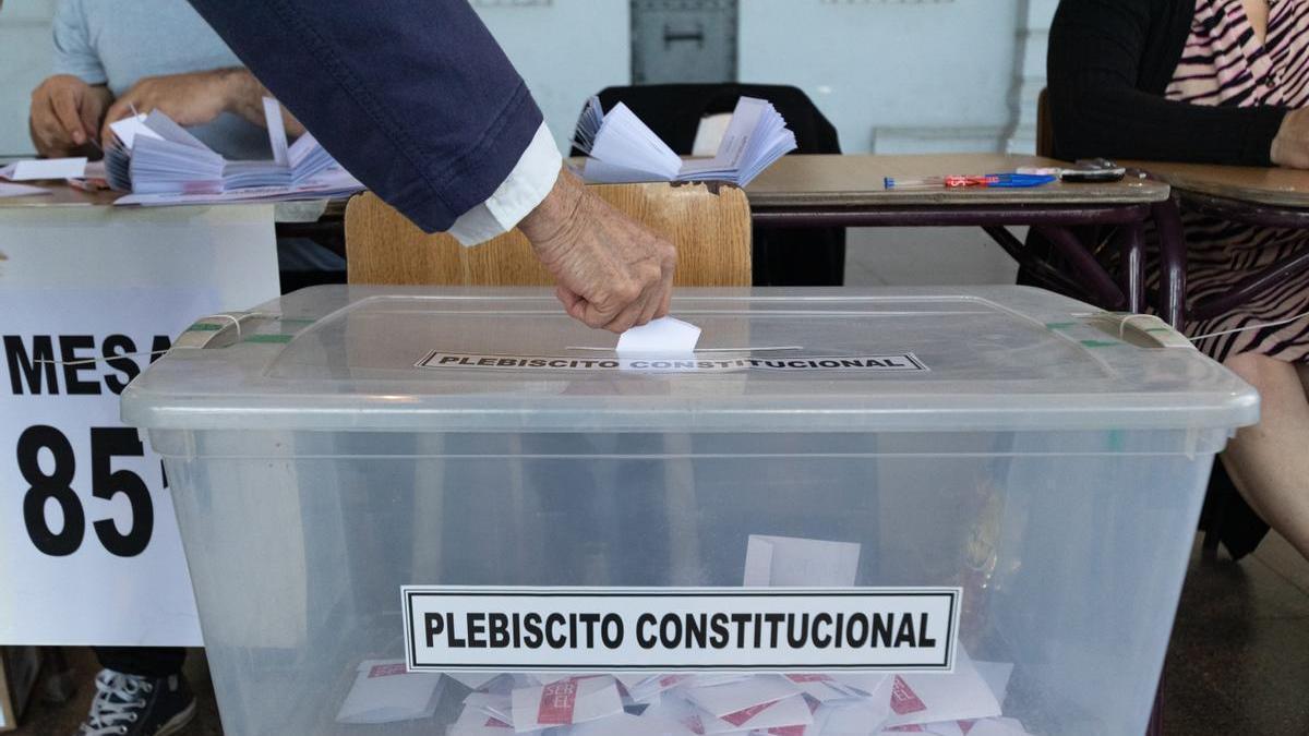 El 55,76% de los chilenos ha votado en contra del proyecto de Constitución redactado pro el partido de ultraderecha.