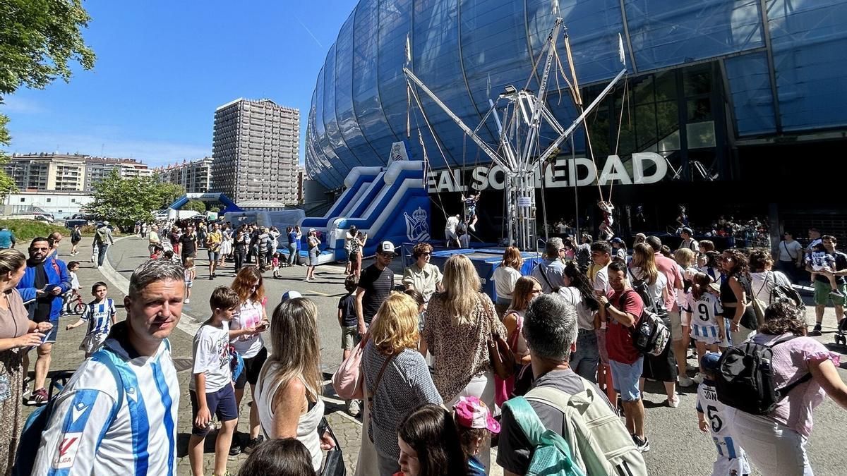 Aficionados de la Real en los alrededores el estadio. / JAVIER COLMENERO