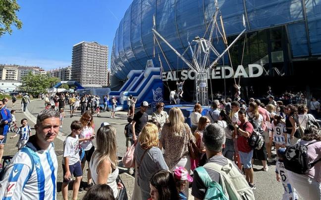 Aficionados de la Real en los alrededores el estadio. / JAVIER COLMENERO