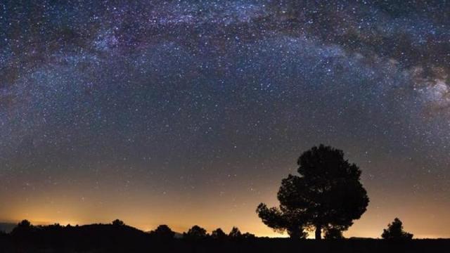 Vista de la Vía Lactea en el centro de un cielo estrellado