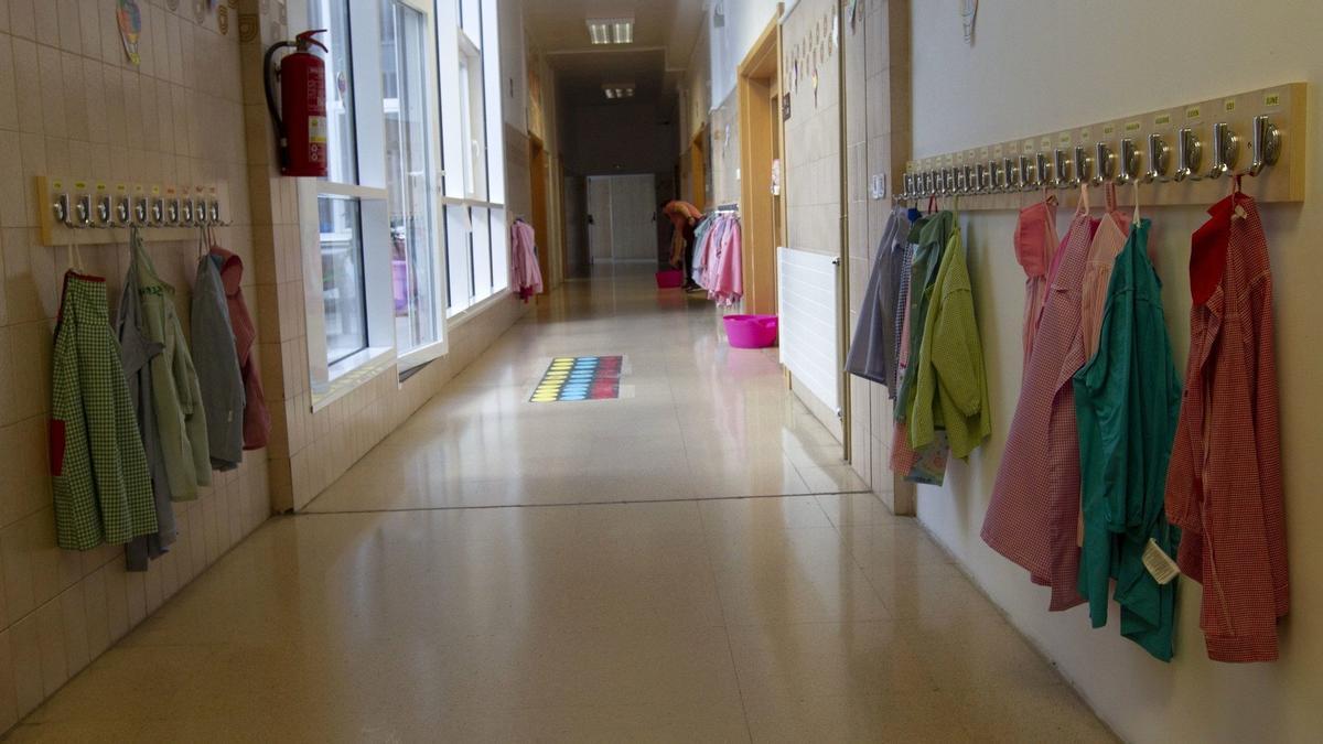 Primer cierre, los colegios. El 9 de marzo cerraban todos los centros educativos de Vitoria. Pero era solo el principio. “La suspensión temporal de las clases se prorroga hasta nuevo aviso en la CAV”, trasladaba días después en una circular la consejera, Cristina Uriarte.