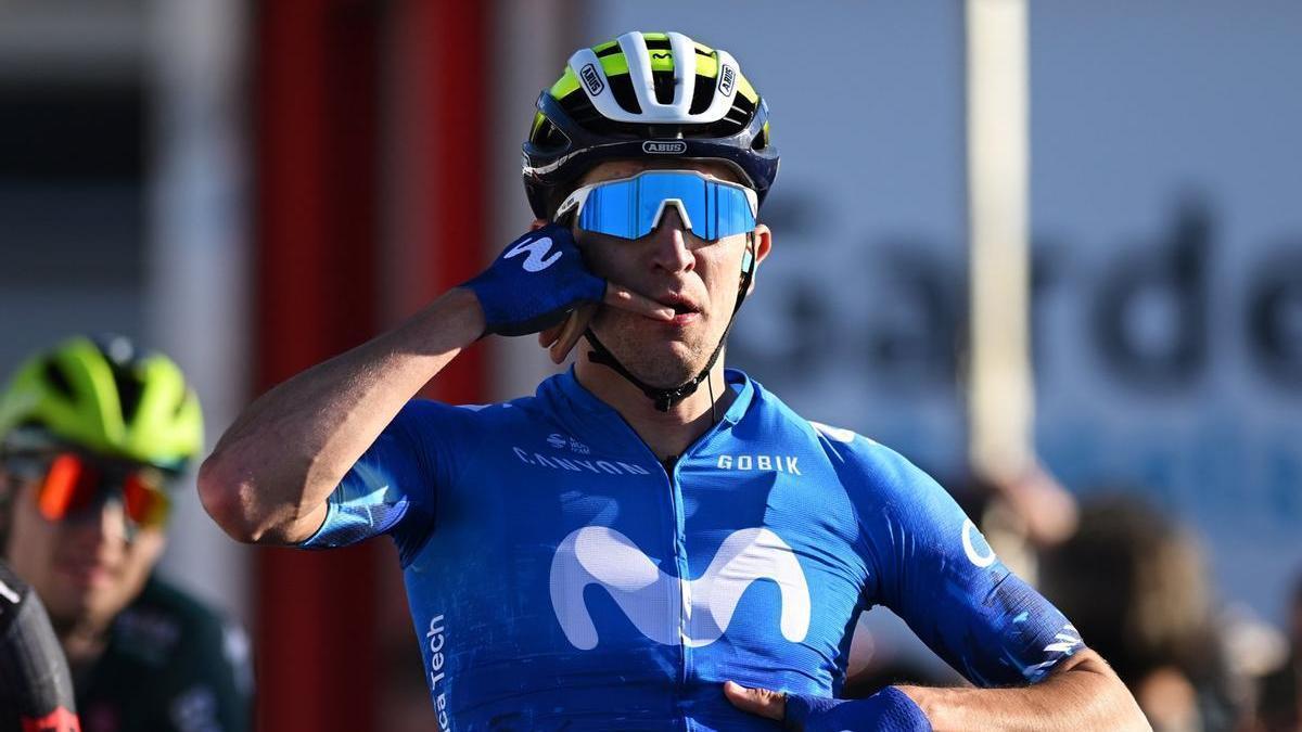 Pelayo Sánchez festeja la victoria emulando una llamada telefónica.
