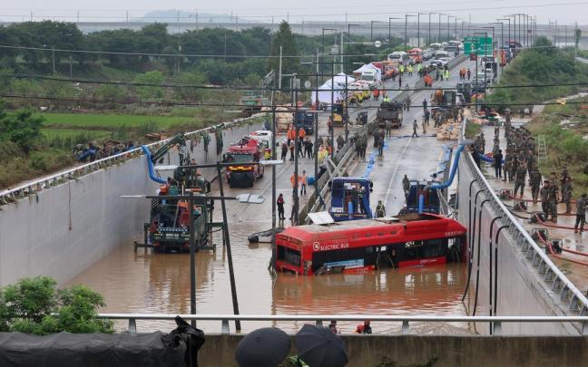 Muchos de los fallecidos han perdido la vida al quedarse atrapados en sus vehículos en un túnel que se inundó por las fuertes lluvias.