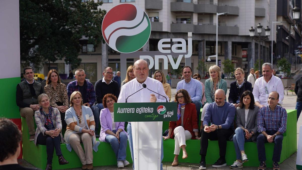 Andoni Ortuzar durante la presentación de los candidatos jeltzales a las Alcaldías de Ezkerraldea y Meatzaldea.