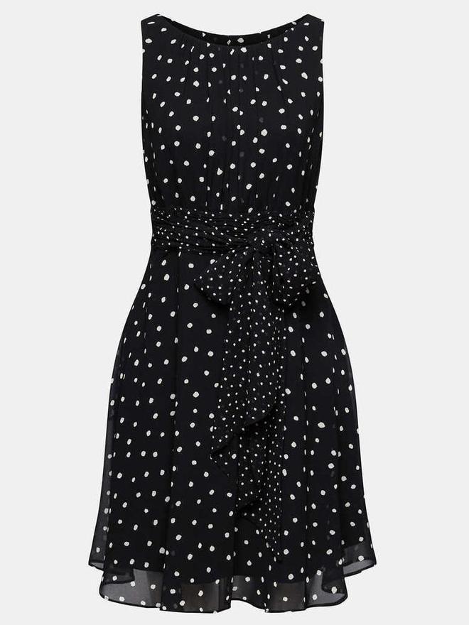 Vestido negro con lunares blancos.