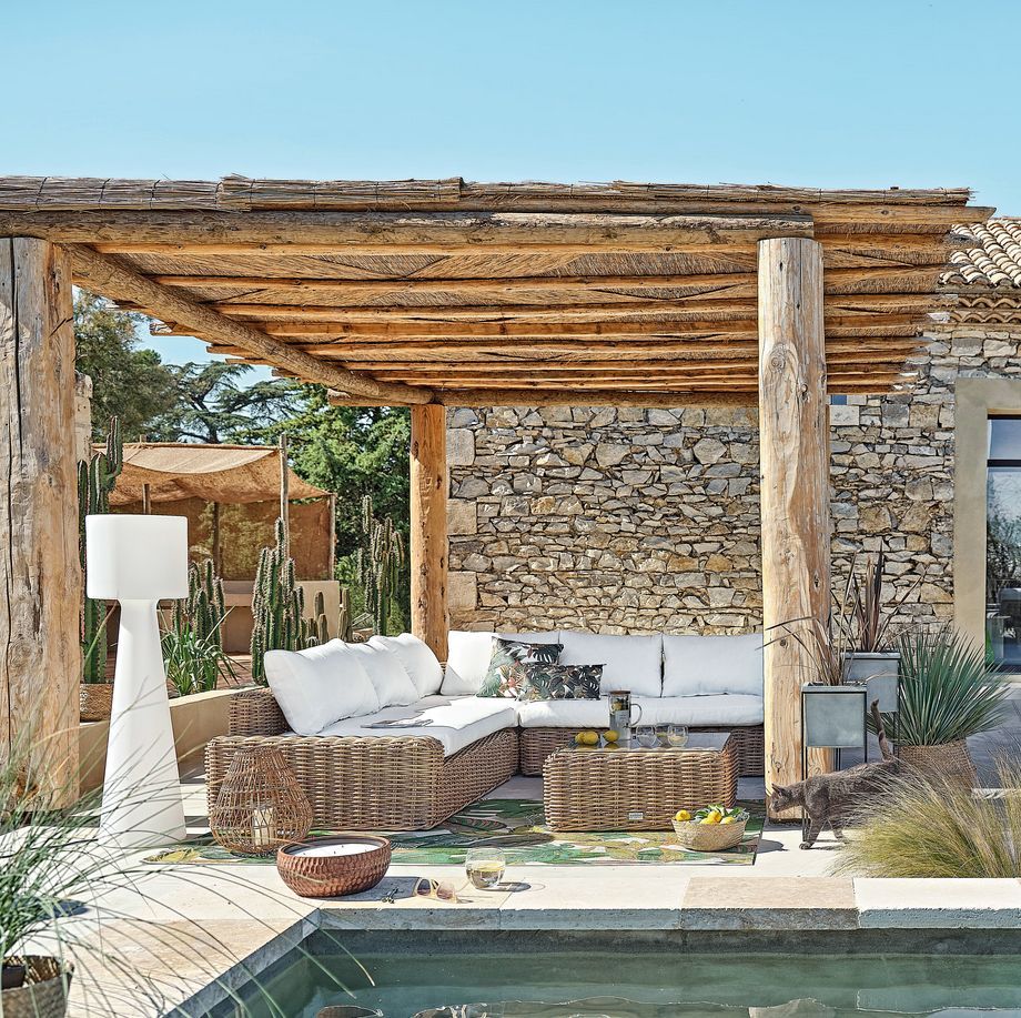 Una pérgola de madera y cañizo asegura la sombra y da un aire rústico.