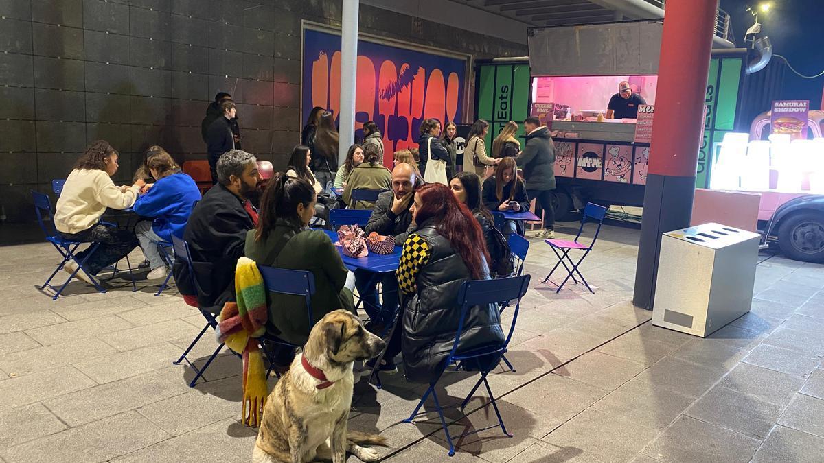 Asistestentes a la 'food truck' de HYPE Burgers, ubicada a la salida del Centro Comercial Urbil, durante el exitoso evento del pasado fin de semana.