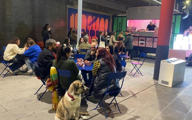 Asistestentes a la 'food truck' de HYPE Burgers, ubicada a la salida del Centro Comercial Urbil, durante el exitoso evento del pasado fin de semana.